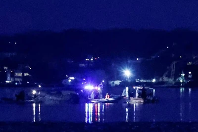 Công tác cứu hộ được triển khai tại hiện trường vụ va chạm giữa máy bay chở khách của Hãng hàng không American Airlines với trực thăng BlackHawk của quân đội ở Washington, Mỹ ngày 30/1/2025. (Ảnh: REUTERS/TTXVN)