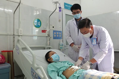 Các bác sĩ kiểm tra vết thương sau phẫu thuật.