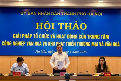 Phó Chủ tịch Thường trực Ủy ban nhân dân Thành phố Hà Nội Lê Hồng Sơn điều hành hội thảo.