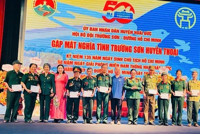 Ban Tổ chức tặng quà "Nghĩa tình Trường Sơn" cho các hội viên.