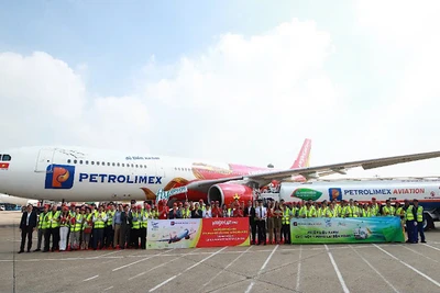Chiếc máy bay được nạp nhiên liệu hàng không bền vững-Sustainable Aviation Fuel.
