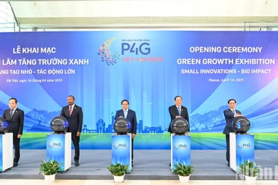 Thủ tướng Phạm Minh Chính và các đại biểu thực hiện nghi thức khai mạc triển lãm Tăng trưởng xanh, sự kiện trong khuôn khổ Hội nghị P4G 2025. (Ảnh: DUY LINH)