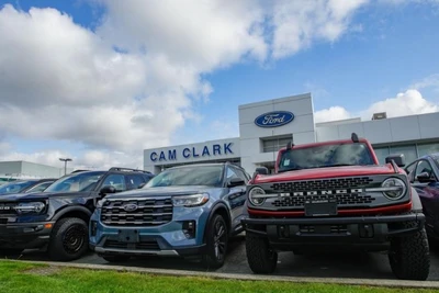 Các mẫu xe mới được trưng bày tại một đại lý ô-tô ở Vancouver, tỉnh British Columbia, Canada, vào ngày 3/4/2025. (Ảnh: Tân Hoa xã)