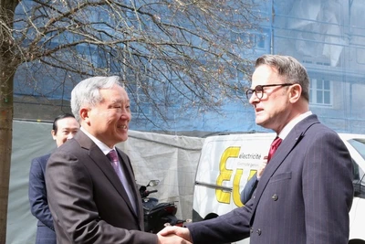 Phó Thủ tướng Thường trực Chính phủ Nguyễn Hòa Bình gặp Phó Thủ tướng, Bộ trưởng Ngoại giao Xavier Bettel (Ảnh: VGP/Nguyễn Hoàng)