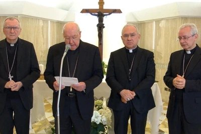 (Từ trái qua phải) Hồng y Pietro Parolin, Hồng y Kevin Farrell, Tổng Giám mục Edgar Peña Parra và Tổng Giám mục Diego Ravelli công bố tin Đức Giáo hoàng Francis qua đời tại Casa Santa Marta. (Ảnh: Vatican News)