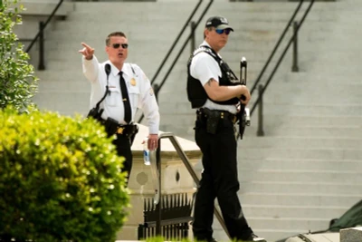 [Video] Đối đầu trước cổng Nhà Trắng, Mật vụ Mỹ buộc phải nổ súng