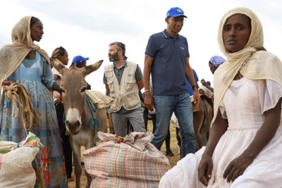 Nhân viên WFP gặp gỡ những người nhận hỗ trợ lương thực tại Astrega, gần Sheraro, thuộc vùng Tigray của Ethiopia. (Ảnh: WFP/Michael Teweld)