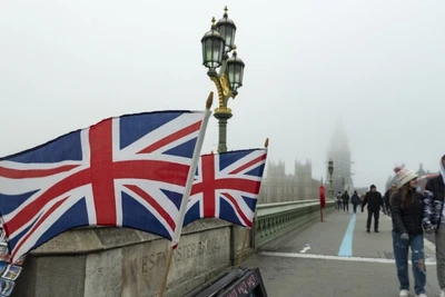 Người dân đi bộ trên cầu Westminster trong màn sương mù ở London, Vương quốc Anh, ngày 19/12/2021. (Ảnh: Tân Hoa xã)