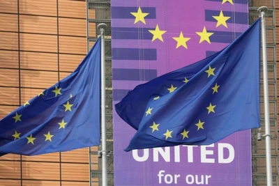 Lá cờ của Liên minh châu Âu tung bay bên ngoài Tòa nhà Berlaymont - Trụ sở của Ủy ban châu Âu, tại Brussels, Bỉ. (Ảnh: Tân Hoa xã)