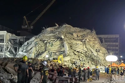 Hoạt động cứu hộ được triển khai tại khu công trình bị đổ sập tại Bangkok. (Ảnh: Xuân Sơn)