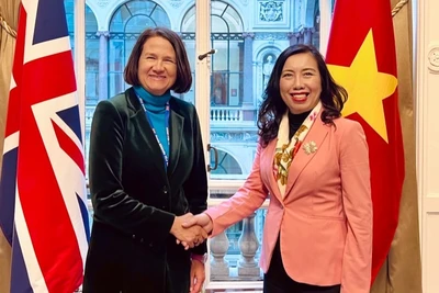 Thứ trưởng Ngoại giao Lê Thị Thu Hằng gặp Quốc vụ khanh Bộ Ngoại giao Anh Catherine West. (Ảnh: Bộ Ngoại giao)