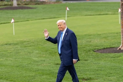 Tổng thống Mỹ Donald Trump vẫy tay chào báo chí khi chuẩn bị lên trực thăng Marine One tại Nhà Trắng ở Washington, D.C., vào ngày 28/3. (Ảnh: Tân Hoa xã)