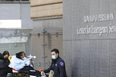Nhân viên y tế đưa một bệnh nhân vào bệnh viện ở New York, Mỹ. (Ảnh: Tân Hoa xã) 