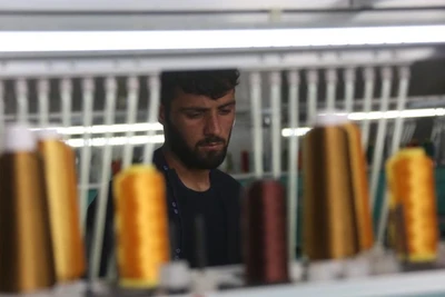 Công nhân Afghanistan làm việc tại một nhà máy dệt ở Kabul, ngày 29/4/2025. (Ảnh: Tân Hoa xã)