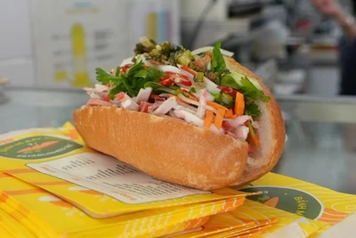 Người Australia ngày càng yêu thích món bánh mì Việt Nam - một lựa chọn bữa trưa vừa túi tiền, lại tiện lợi khi di chuyển. (Ảnh: Isabella Michie/ABC Radio National)