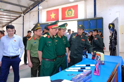 Đoàn khảo sát và các đại biểu tham quan triển lãm phương tiện, trang thiết bị và cơ sở vật chất tại Trung tâm Đào tạo và Nâng cao năng lực Gìn giữ hoà bình, huyện Văn Giang, tỉnh Hưng Yên​.