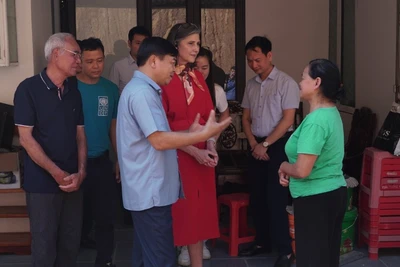 Lãnh đạo các đơn vị trung ương, địa phương và UNDP bàn giao ngôi nhà mới cho bà Bùi Thị Tập. (Ảnh: UNDP)