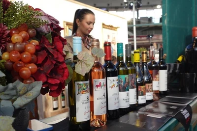 Các sản phẩm rượu vang được trưng bày tại hội chợ Wine Vision by Open Balkan (Ảnh: Tân Hoa xã)