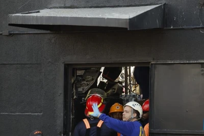 Lực lượng cứu hộ tìm kiếm người sống sót tại hiện trường vụ sập mái hộp đêm ở Santo Domingo, Cộng hòa Dominica, vào ngày 8/4. (Ảnh: Tân Hoa xã)