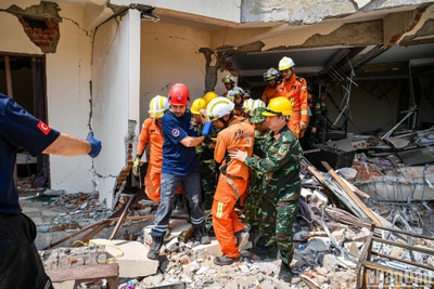 Công binh Việt Nam phối hợp cùng các lực lượng cứu hộ quốc tế giải cứu thành công bếp trưởng Thep Maung Maung ra khỏi đống đổ nát sau 124 giờ bị chôn lấp. (Ảnh: THÀNH ĐẠT)