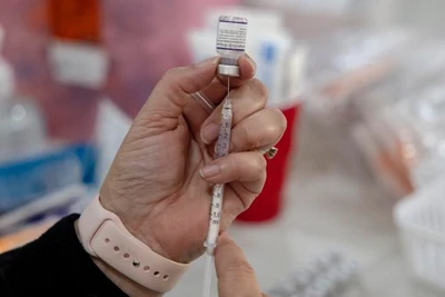 Một nhân viên y tế chuẩn bị liều vaccine Covid-19 tại điểm tiêm chủng ở San Antonio, bang Texas, Mỹ, ngày 9/1/2022. (Ảnh: Tân Hoa xã)