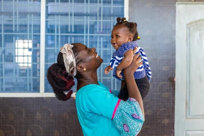 Một người mẹ đang chơi đùa cùng con tại Bệnh viện Công giáo Holy Child, Takoradi, Ghana. (Ảnh: UNICEF)