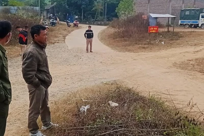 Một số người dân cản trở chủ đầu tư vận chuyển vật liệu, thiết bị thi công đi ngang qua đường dân sinh.