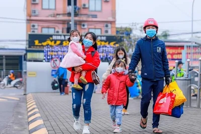 Công nhân Thái Nguyên hân hoan khi được Liên đoàn Lao động tỉnh tổ chức hơn 200 chuyến xe đưa về 16 tỉnh ăn Tết và đón trở lại làm việc sau Tết.