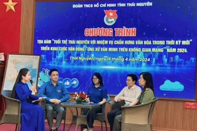 Đoàn Đình Khánh, Bí thư Đoàn phường Túc Duyên, thành phố Thái Nguyên (thứ hai từ bên trái) giao lưu với đại diện đoàn viên, thanh niên tỉnh Thái Nguyên.