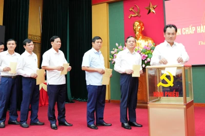 Ban Chấp hành Đảng bộ tỉnh Thái Nguyên bỏ phiếu bầu đồng chí Trịnh Việt Hùng giữ chức Bí thư Tỉnh ủy nhiệm kỳ 2020-2025.