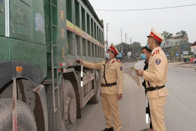 Cán bộ, chiến sĩ Phòng Cảnh sát giao thông (Công an tỉnh Thái Nguyên) kiểm tra, xử lý ô-tô quá khổ, quá tải.