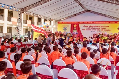 Thầy và trò điểm Trường mầm non và tiểu học Xuyên Sơn hân hoan khai giảng năm học 2023-2024 tại ngôi trường mới.