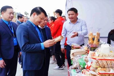 Lãnh đạo Liên đoàn Lao động tỉnh Thái Nguyên tham gia tổ chức “Tết Sum vầy-Xuân ơn Đảng” tại thành phố Phổ Yên.