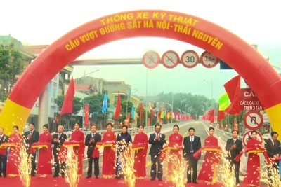 Cầu vượt đường sắt Hà Nội-Thái Nguyên được đưa vào sử dụng.