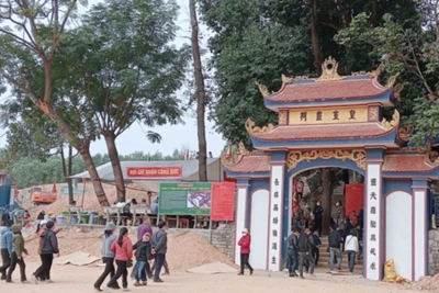 Du khách chiêm bái đền Đá Thiên.