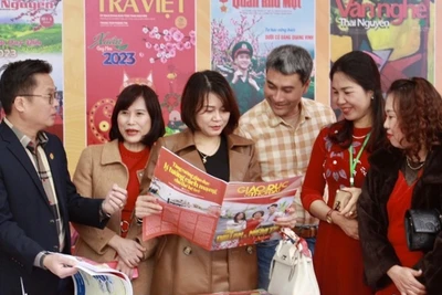 Hội báo Xuân Quý Mão tỉnh Thái Nguyên thu hút nhiều bạn đọc.