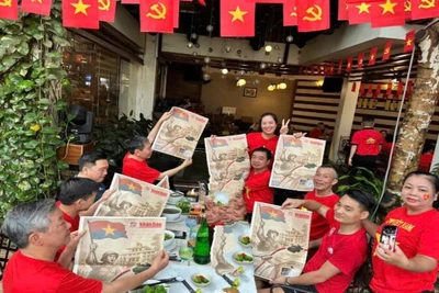 Một số cựu chiến binh tham gia chiến dịch Hồ Chí Minh, nay cư trú ở phường Hoàng Văn Thụ, thành phố Thái Nguyên đón nhận ấn phẩm đặc biệt của Báo Nhân Dân.