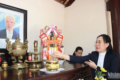 Bí thư Tỉnh ủy Quảng Ngãi Bùi Thị Quỳnh Vân dâng hương tưởng nhớ và tri ân công lao to lớn của đồng chí Trần Kiên đối với sự nghiệp cách mạng của Đảng, dân tộc.