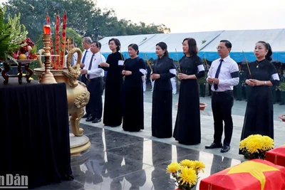 Các đồng chí trong Ban Thường vụ Tỉnh ủy Bình Phước thắp hương tưởng nhớ các anh hùng liệt sĩ.