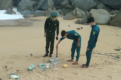 Lực lượng chức năng thu gom các gói ma túy trôi dạt vào bờ biển xã Phổ Châu, thị xã Đức Phổ. 