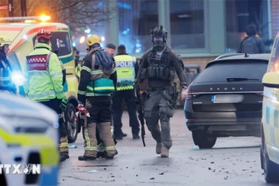 Cảnh sát và lực lượng khẩn cấp được triển khai sau vụ nổ súng tại trường học Risbergska ở thành phố Orebro, miền Trung Thụy Điển ngày 4/2. (Ảnh: EPA/TTXVN)