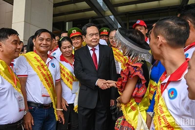 Chủ tịch Quốc hội Trần Thanh Mẫn với các đại biểu người hiến máu tình nguyện tiêu biểu toàn quốc. (Ảnh: DUY LINH)