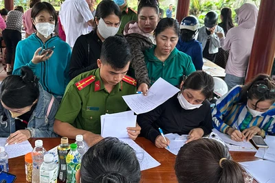 Lực lượng Công an huyện Thống Nhất hướng dẫn người dân khai báo.