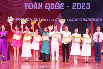 Trao giải các diễn viên tại cuộc thi.