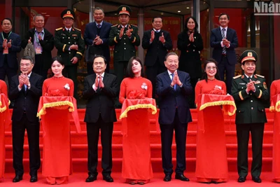 Tổng Bí thư Tô Lâm, Chủ tịch Quốc hội Trần Thanh Mẫn cùng các đồng chí lãnh đạo Đảng, Nhà nước thực hiện nghi thức khánh thành Viện Bảo vệ, chăm sóc sức khỏe cán bộ Trung ương.