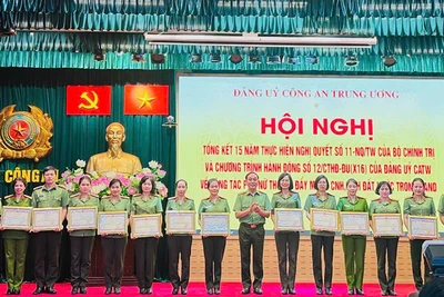 Thứ trưởng Công an Trần Quốc Tỏ trao bằng khen cho các đơn vị có thành tích xuất sắc trong công tác phụ nữ thời kỳ đẩy mạnh công nghiệp hóa, hiện đại hóa đất nước.