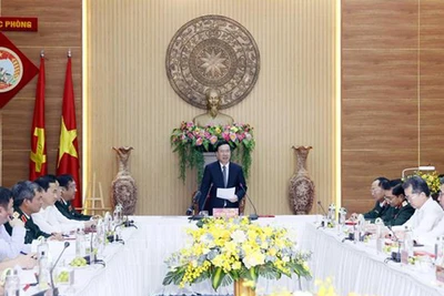 Chủ tịch nước Võ Văn Thưởng làm việc với Bộ Tư lệnh Quân khu 5. (Ảnh: TTXVN)