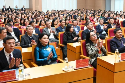 Chủ tịch Quốc hội Trần Thanh Mẫn, Phó Chủ tịch Quốc hội Nguyễn Đức Hải và các đại biểu tại cuộc gặp mặt. (Ảnh: DUY LINH)