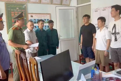 Công an tống đạt các quyết định khởi tố bị can, bắt tạm giam các đối tượng.