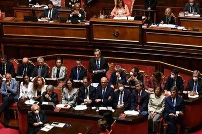 Thủ tướng Italy Mario Draghi (giữa, hàng 3) phát biểu tại phiên bỏ phiếu tín nhiệm chính phủ của Thượng viện ở Rome, ngày 20/7/2022. (Ảnh: THX/TTXVN)